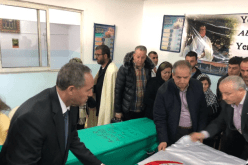 بالصور..ميهوبي يستقبل جثمان الفنان علي حالّي بمطار هواري بومدين