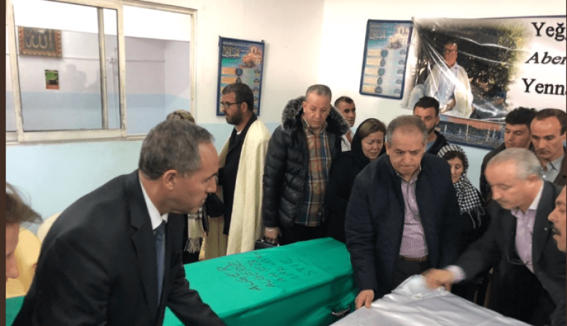 بالصور..ميهوبي يستقبل جثمان الفنان علي حالّي بمطار هواري بومدين