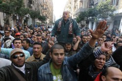 مسيرة لـ”قصر النيل” تطالب برحيل “العسكرى” وتتهمه بتدبير مجزرة بورسعيد