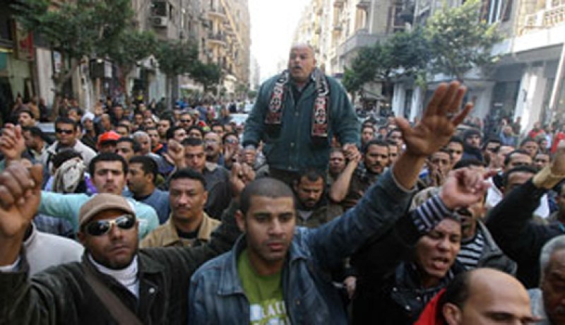 مسيرة لـ”قصر النيل” تطالب برحيل “العسكرى” وتتهمه بتدبير مجزرة بورسعيد