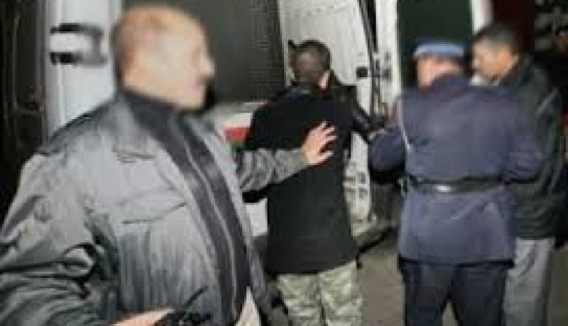 جرحى في اقتحام عصابة مدججة بالسيــوف لورشــة بناء صينيــة في الرويبة