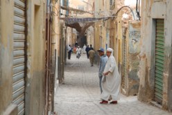 فيما تم منع بيع المنتوجات البحرية خلال الصيف:غلق 4 محلات لبيع الخمور ومصنع لإنتاج العطور بالوادي