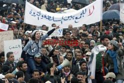 بطالون بالمغرب يحتجون حفاة الأقدام