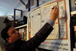 قلم يقرأ المصحف، يفسّره ويترجمه بتلاوات مختلفة في معرض الكتاب