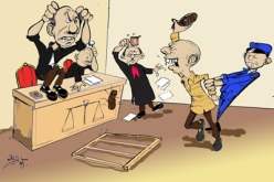 متهم يقصف القاضي  بالحذاء وآخر يخلع سرواله خلال المحاكمة