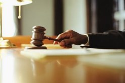 قاصر يستعين بمجرم للاعتداء على والده وتحطيم 5 سيارات ببودواو