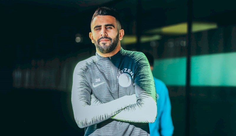 بالفيديو.. الطاقم الفني لـ “مانشستر سيتي” يُحفّز “محرز”!