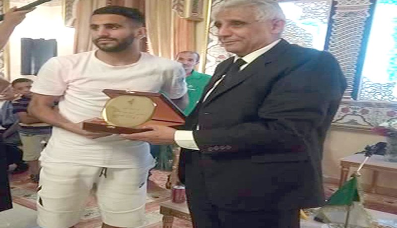 محرز يحظى باستقبال رسمي وتكريم من والي تلمسان