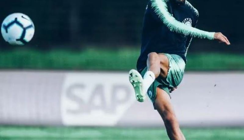 محرز يعود لتدريبات السيتي بمعنويات مرتفعة