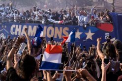 بالصور.. مئات الآلاف يستقبلون أبطال العالم بباريس !