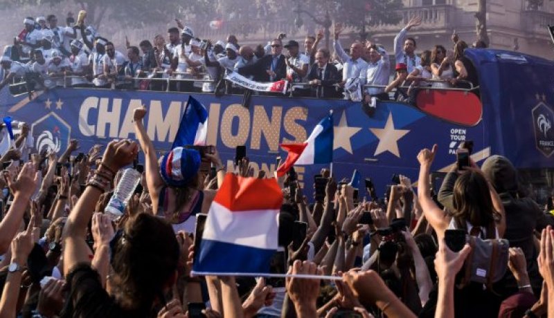 بالصور.. مئات الآلاف يستقبلون أبطال العالم بباريس !