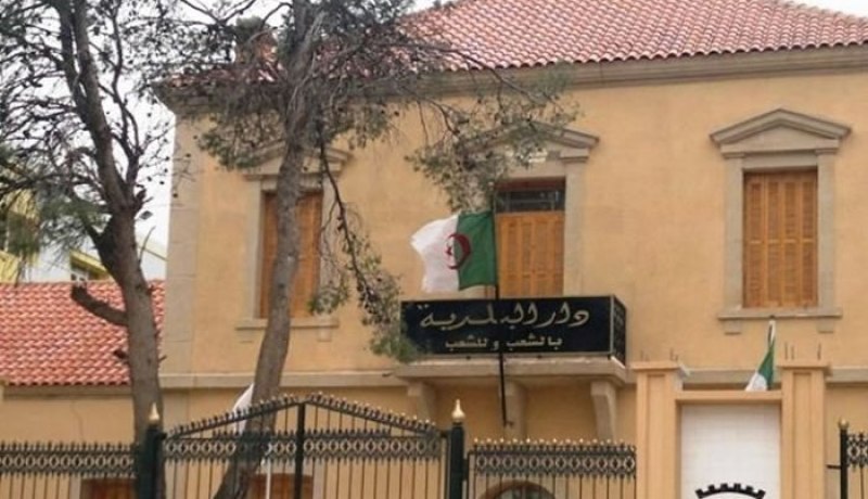 توقيف نائب رئيس بلدية “بئر الجير” لمنحه رخص بناء بطرق مشبوهة بوهران