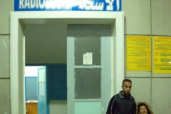 والده شهيد الواجب الوطني وعائلته تقطن سكنا مساحته 50 م2 :الشاب مهدي مصاب بداء القصور الكلوي ينتظر إلتفاتة من ولد عباس