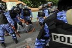 الشرطة بجزر المالديف تفرق محتجين عقب استقالة الرئيس تحت تهديد السلاح
