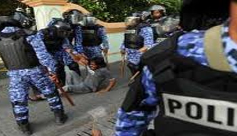 الشرطة بجزر المالديف تفرق محتجين عقب استقالة الرئيس تحت تهديد السلاح