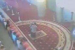 بالفيديو رجل يصفع إمام مسجد على وجهه أثناء الصلاة