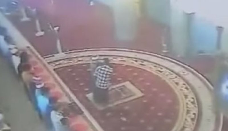 بالفيديو رجل يصفع إمام مسجد على وجهه أثناء الصلاة