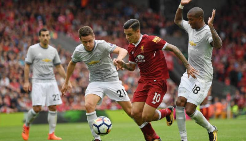 “مورينيو” بـ9 مدافعين يعود بنقطة التعادل من “الأنفليد”