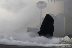 شرطة البحرين تفرق  مظاهرة نسائية و تعتقلُ ناشطتين غربيتيين