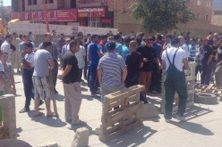 موظفو مسح الأراضي يحتجون أمام مقر عملهم في عيد العمال بأم البواقي