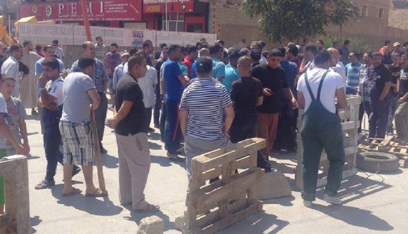 موظفو مسح الأراضي يحتجون أمام مقر عملهم في عيد العمال بأم البواقي