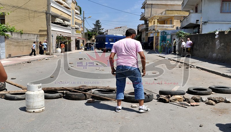 سكان وتجار شارع السوق في الدبدابة يقطعون الطريق في بشار