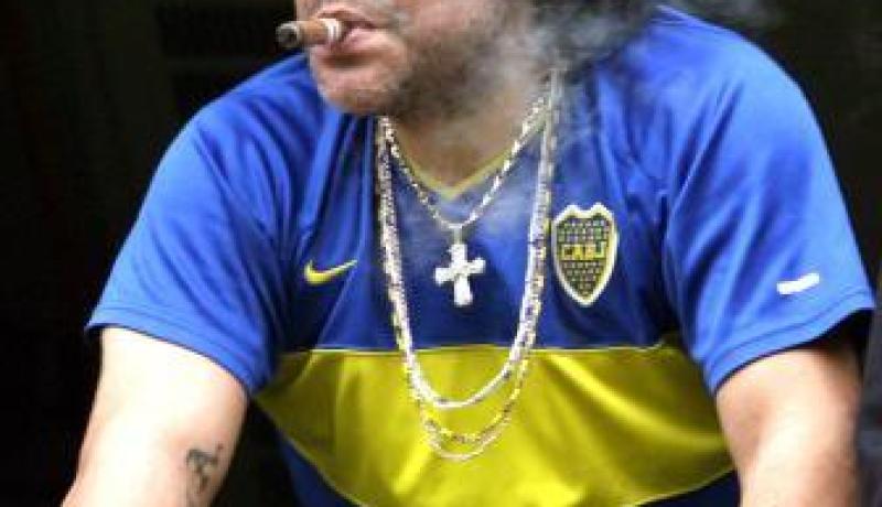 مـارادونـا يـحـتـفـل عـــــــاريـا!