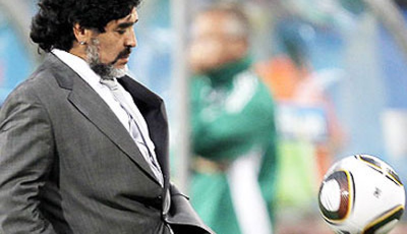 الاتحاد الارجنتيني يحاول اقناع مارادونا بالبقاء في منصبه