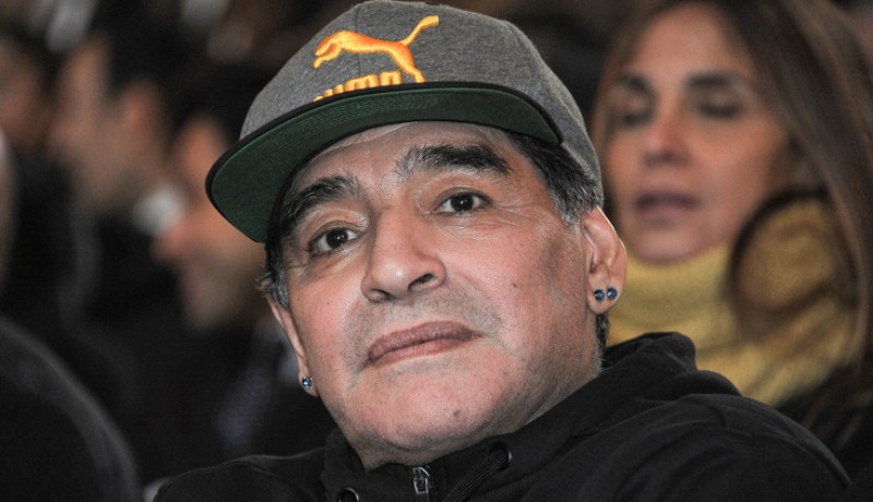 بالفيديو.. الأسطورة مارادونا يتشاجر مع صحفي إسباني في مدريد