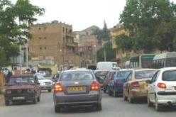 سيف يخترق جسد الضحية وثلاثة يطعنون من نفس العائلة