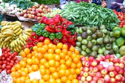 الجزائر: توظف 7 ألاف مراقبا و تنجز 50 سوقا للخضر والفواكه