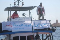 بالصورة.. صيادون يحتجون بتنظيم مسيرة في عرض البحر