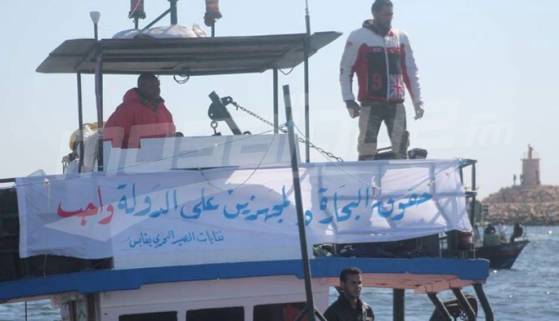 بالصورة.. صيادون يحتجون بتنظيم مسيرة في عرض البحر