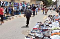 بطاقات خاصة للتجار الفوضويين وإعفاءات للقضاء على باعة الأرصفة
