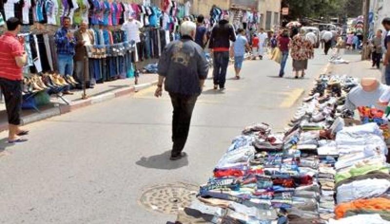 بطاقات خاصة للتجار الفوضويين وإعفاءات للقضاء على باعة الأرصفة