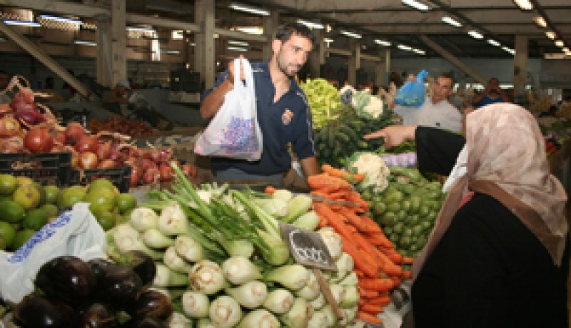 طالب وزارة التجارة بتجسيد وعودها بإنشاء أسواق جديدة…اتحاد التجار يؤكد تسجيل ارتفاع في أسعار الخضر والفواكه بـ60 بالمائة قبل شهر رمضان
