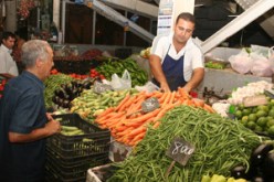 المواطنون يستحسنون الانخفاض والتجار يتذمرون من الباعة المتجولين:الطماطم ب35 دينار والبصل ب20 دينار والبطاطا ب35 دينار