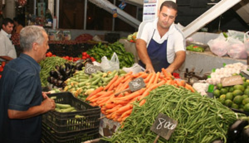 المواطنون يستحسنون الانخفاض والتجار يتذمرون من الباعة المتجولين:الطماطم ب35 دينار والبصل ب20 دينار والبطاطا ب35 دينار