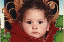 الطفلة “ماريا “تنتظر عودة أبيها السوري الذي هجرهم دون سبب