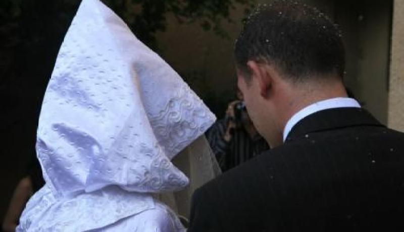 ''مير''، عريس، شرطي وشاهدان في السجن بسبب عقد زواج مزور
