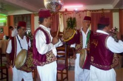 رغم أن الإسلام ينهى عن مظاهر التفاخر والتباهي : الخدمات الجاهزة.. أشهى الأطباق وحلويات فاخرة تقتحم مآتم الجزائريين