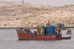 السلطات الإيطالية توقف مركب صيد مصريًّا يحمل 60 مهاجرًا غير شرعى