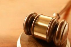 يطعن زوجته ويحاول ذبح ابنتها انتقاما لأنها أرادت الخلع