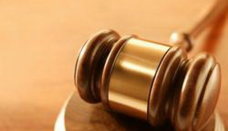 يكتب أول حرف من اسمه على جبينها بواسطة مفك براغٍ انتقاما منها