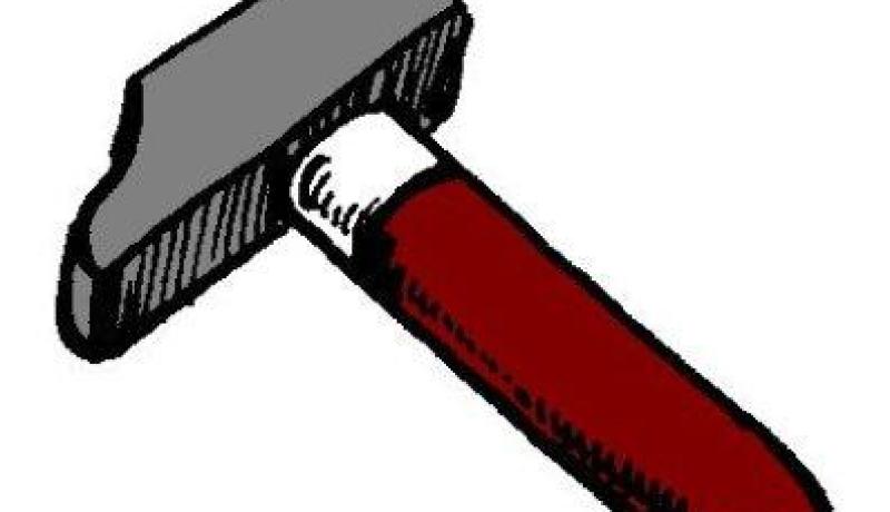 يضربه بمطرقة لرفضه التوقف في”لاري” بعين الدفلى