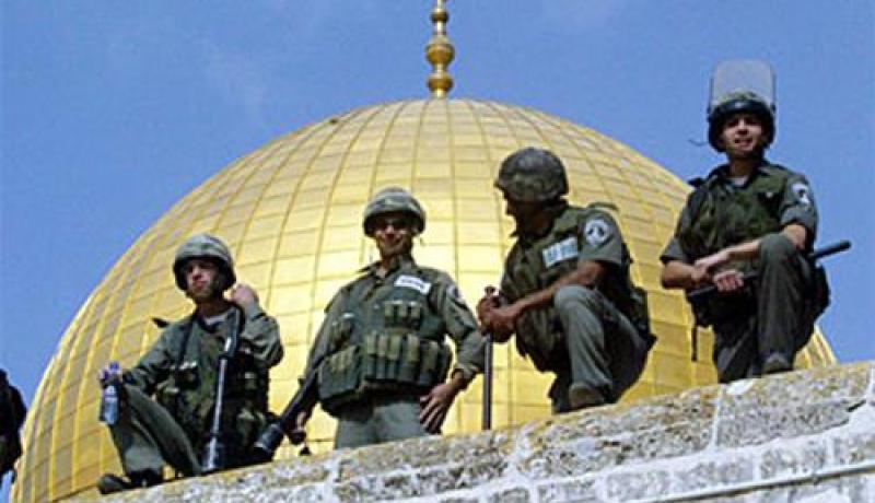 جنود الإحتلال تعتقل سبعة فلسطينيين مرابطين بالمسجد الأقصى المبارك