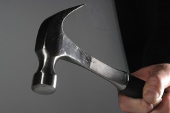 يهدد والدته بقتلها بمطرقة من أجل المال في وهران