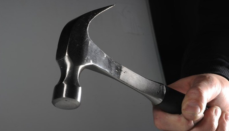 يهدد والدته بقتلها بمطرقة من أجل المال في وهران