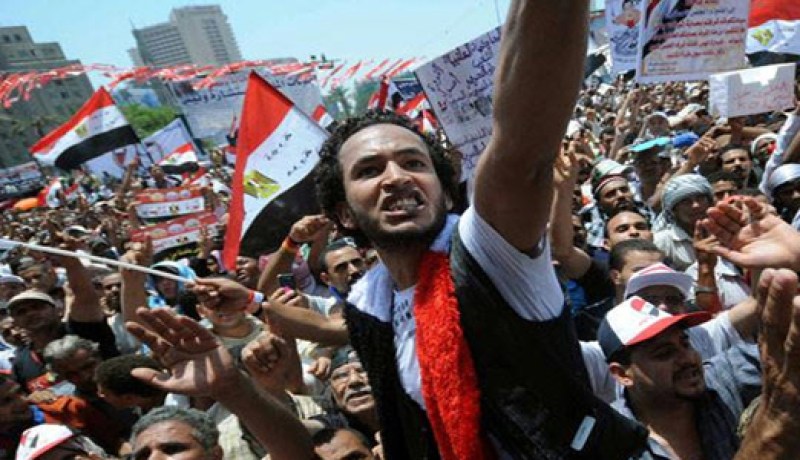 جرحى اثر اشتباكات بين متظاهرين وبلطجية بميدان التحرير