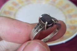 خاتم من فضة بخدوش… زوج مجروح في أخلاقه